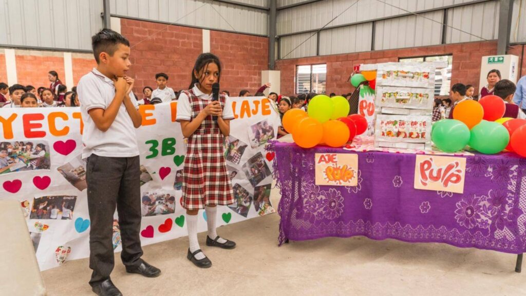 Grupo AJE inicia proyectos de reciclaje en centro educativo de Mixco