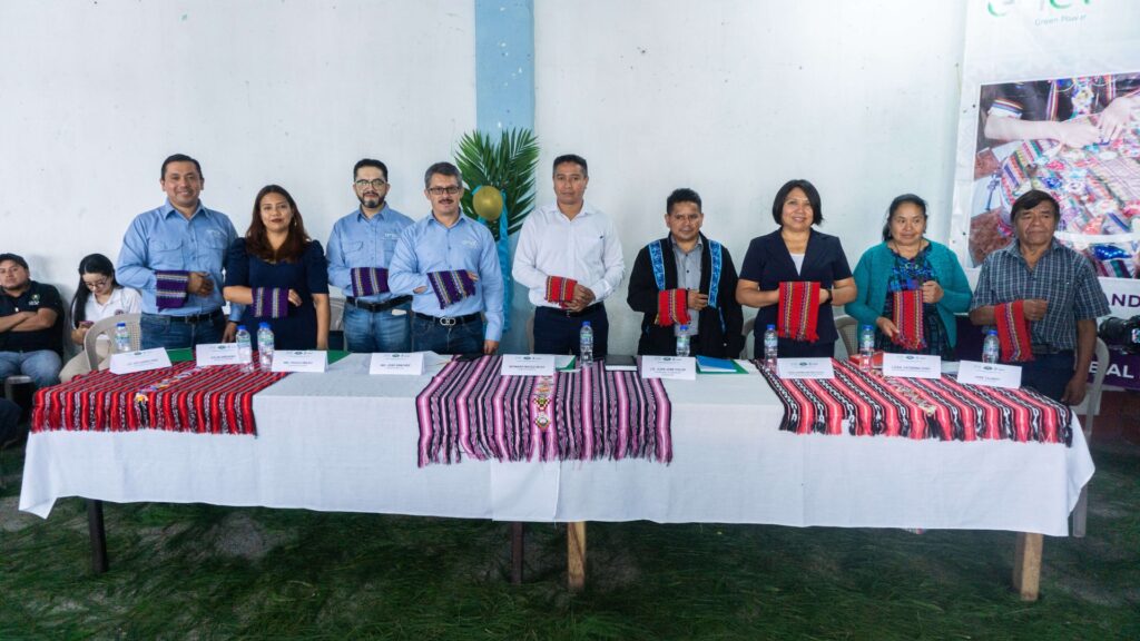 "Bordando Sueños con Energía" una iniciativa que promueve la formación de mujeres de Zunil