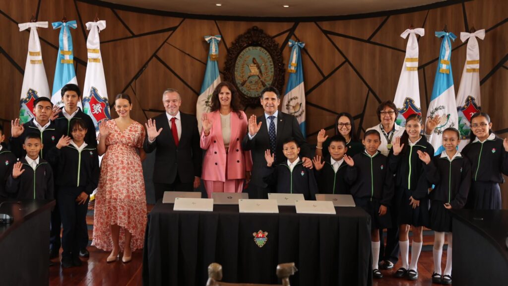 Nestlé impulsa la educación en el país con la donación de computadoras
