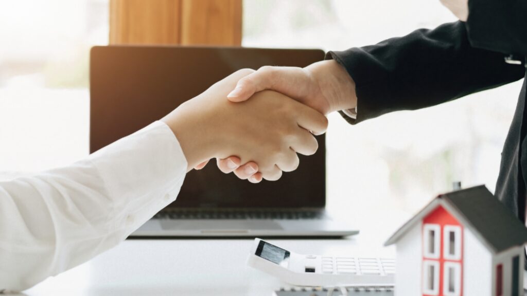 Beneficios de asesorarte con un corredor de seguros profesional 