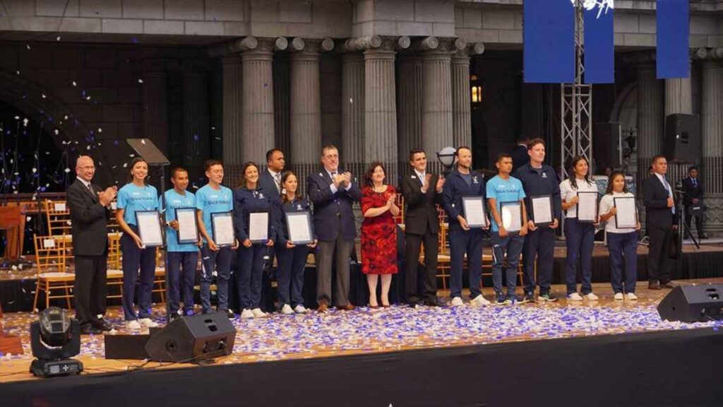 Medallistas y atletas olímpicos reciben reconocimiento