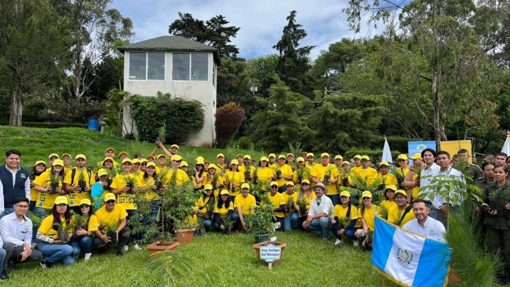 EPA junto al INAB reforestaron diferentes áreas dentro del Club Ecuestre La Aurora