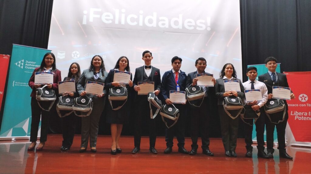 Estudiantes destacan en la semifinal del 12º Concurso de Oratoria TEXACO y Junior Achievement