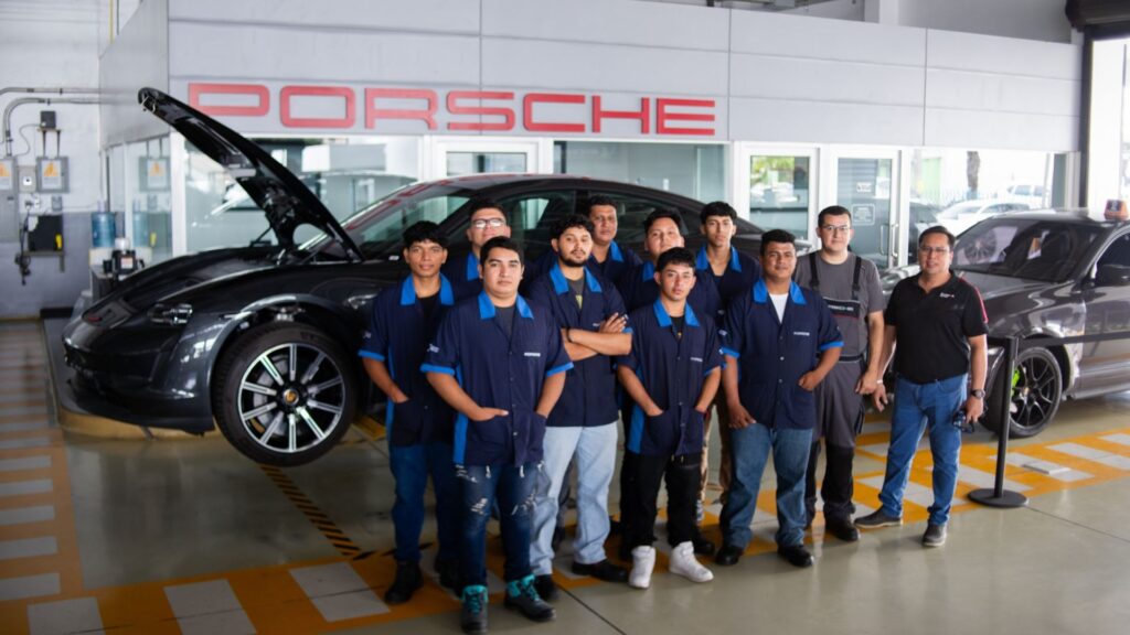 Porsche Center El Salvador reafirma su compromiso a través de nuevas becas