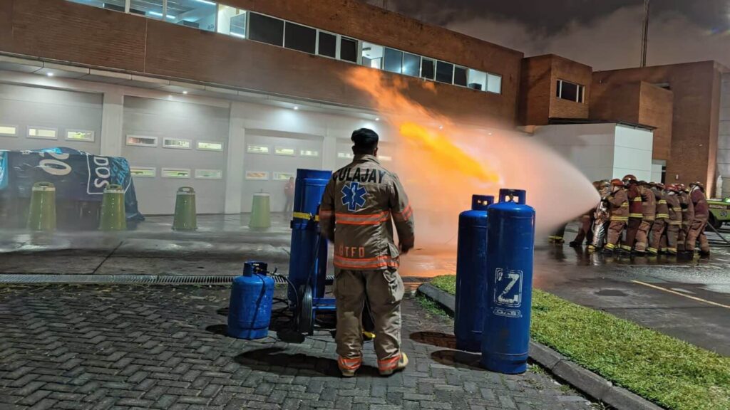 Zeta Gas prepara a bomberos municipales para atender emergencias