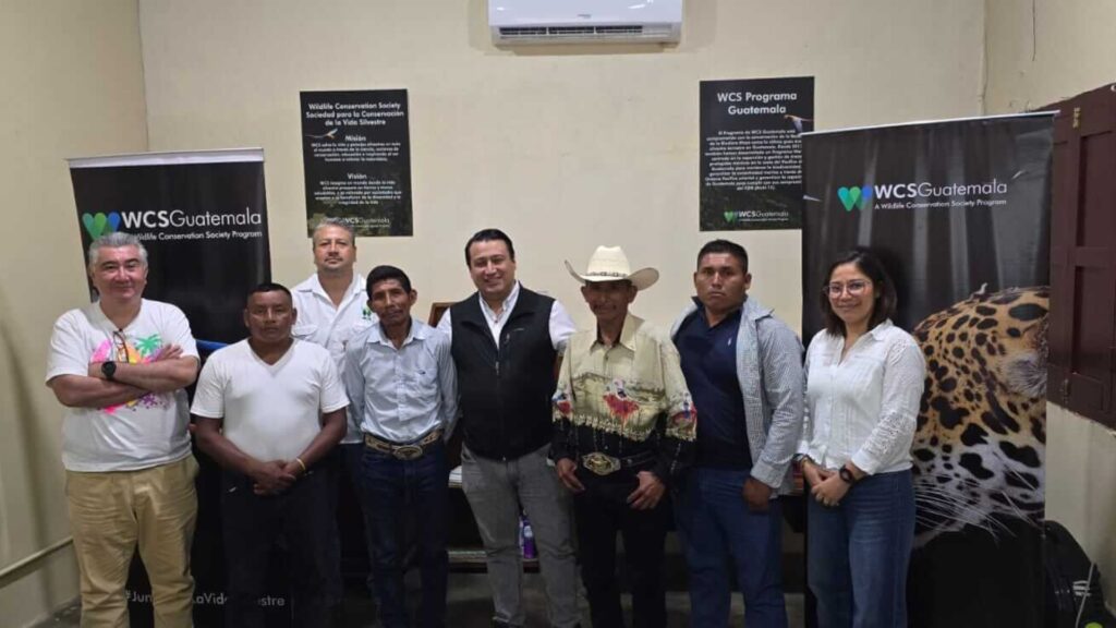 Grupo AJE recibe segunda cosecha de miel producida en Apiario Escuela en Petén
