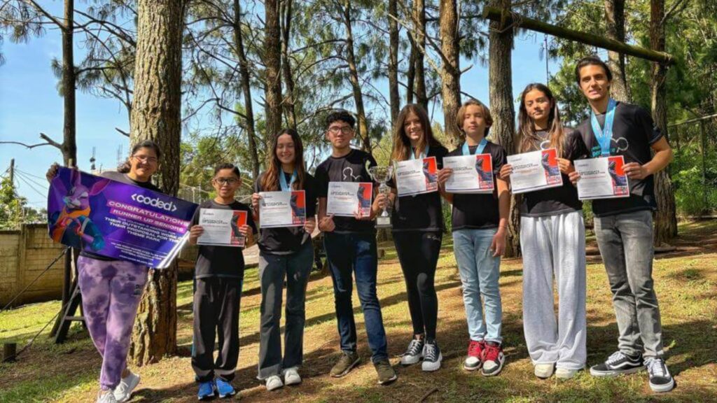 Estudiantes clasifican en Liga STEAM y se preparan para Tokio 2025