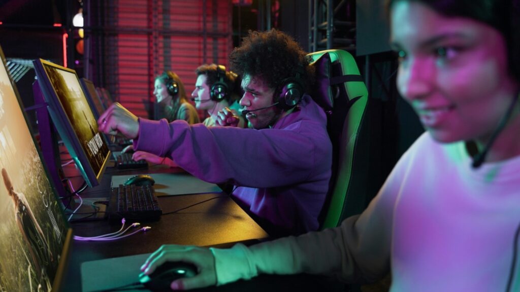 ¿Cuáles son los riesgos de usar cracks y cheats en videojuegos?