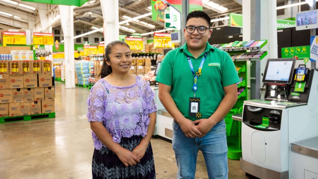 Walmart introduce cajas de autopago con instrucciones en tres diferentes idiomas mayas 