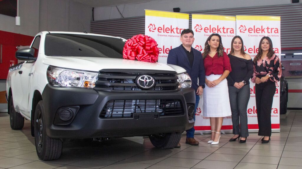 Tiendas Elektra premia a sus clientes con un Pickup TOYOTA Hilux