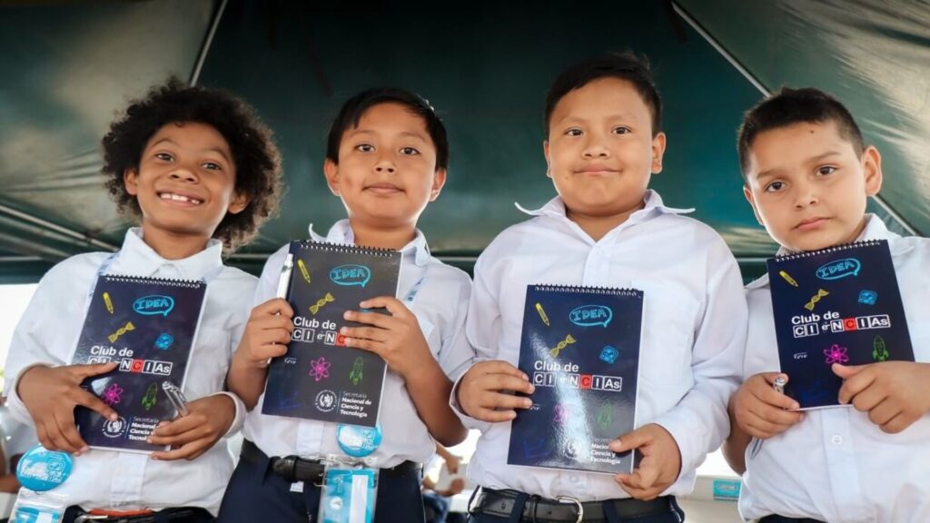 Se impulsa la educación científica y tecnológica mediante la firma de un convenio entre Senacyt y Banguat