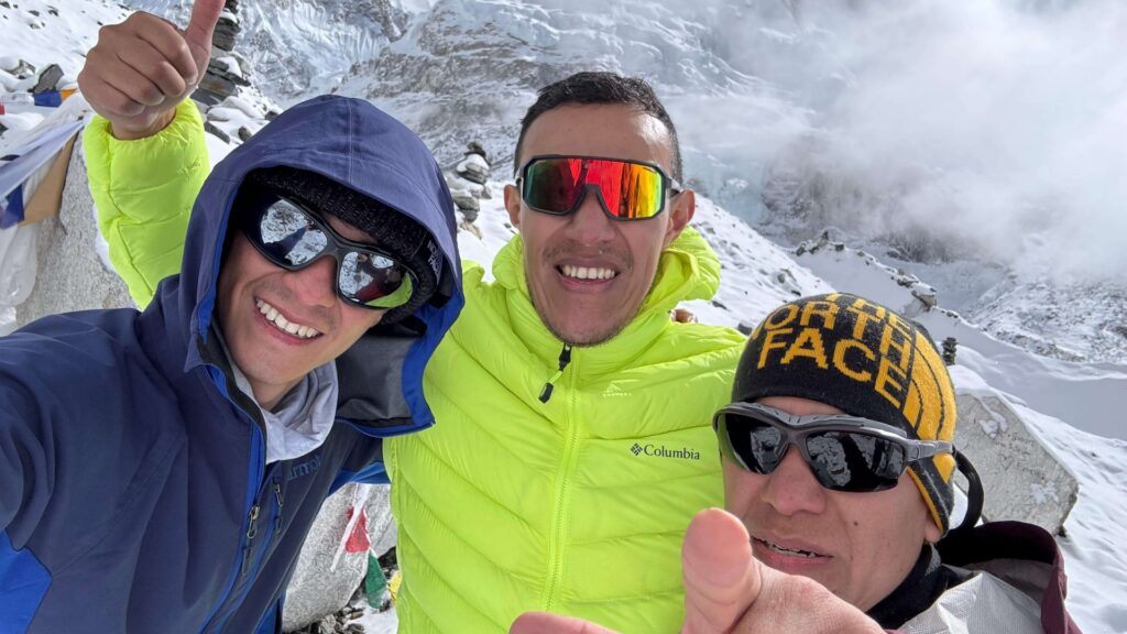 Guatemaltecos conquistan la cima del Island Peak en los Himalayas