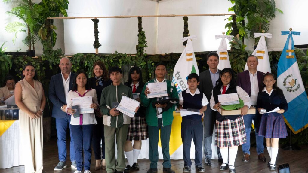 Fundación Azteca Guatemala premia la creatividad y la conciencia ambiental