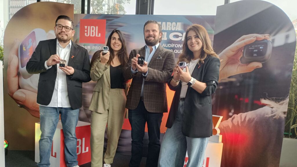 Disfruta de horas de entretenimiento y tu música favorita con los JBL Tour PRO 3
