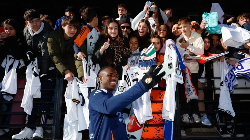 Los jugadores del Real Madrid colmaron la ilusión de los cerca de 6.000 aficionados