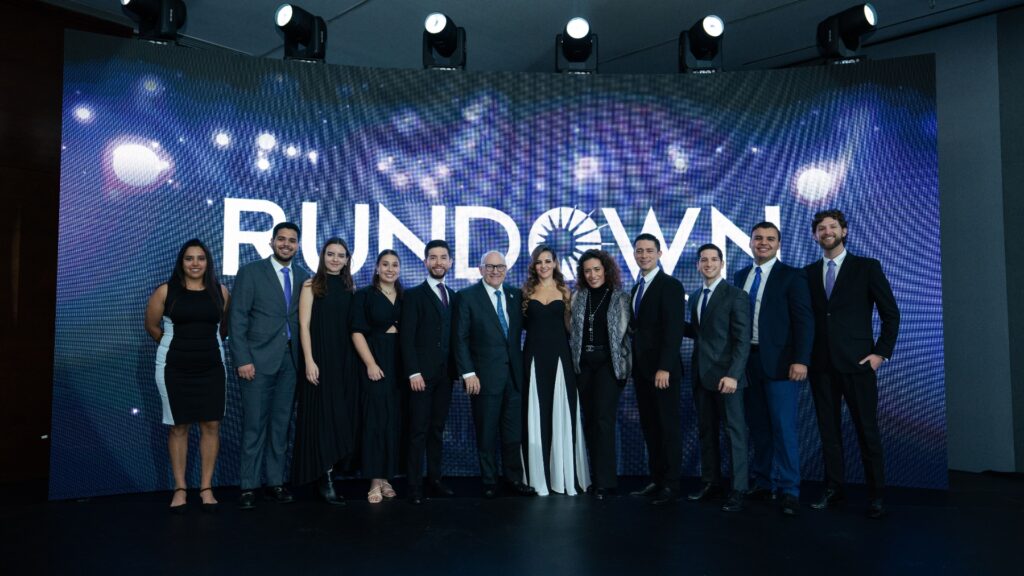 "Iluminando el mundo un emprendimiento a la vez",