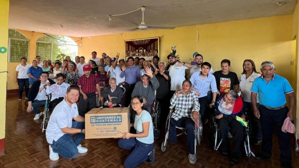 Uniformes de Guatemala visitó el hogar San Martín y el hogar Virgen del Socorro