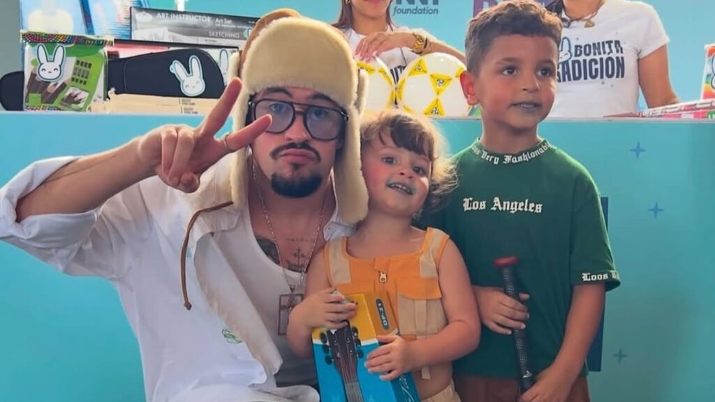 Bad Bunny Celebra las Tradiciones con los Niños de su Barrio Natal