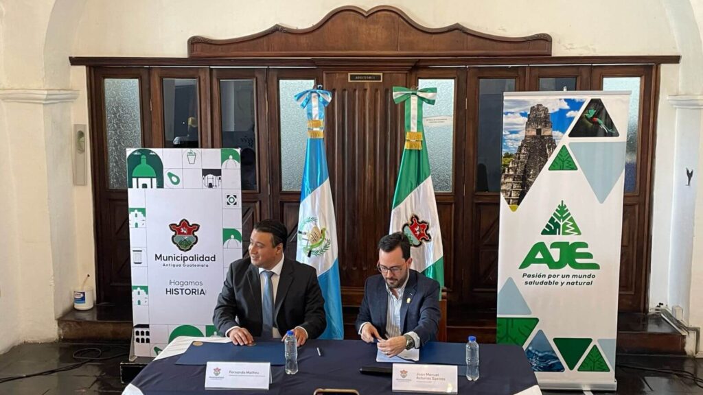 AJE firma alianza con la Municipalidad de Antigua para impulsar iniciativas de sostenibilidad y gestión ambiental