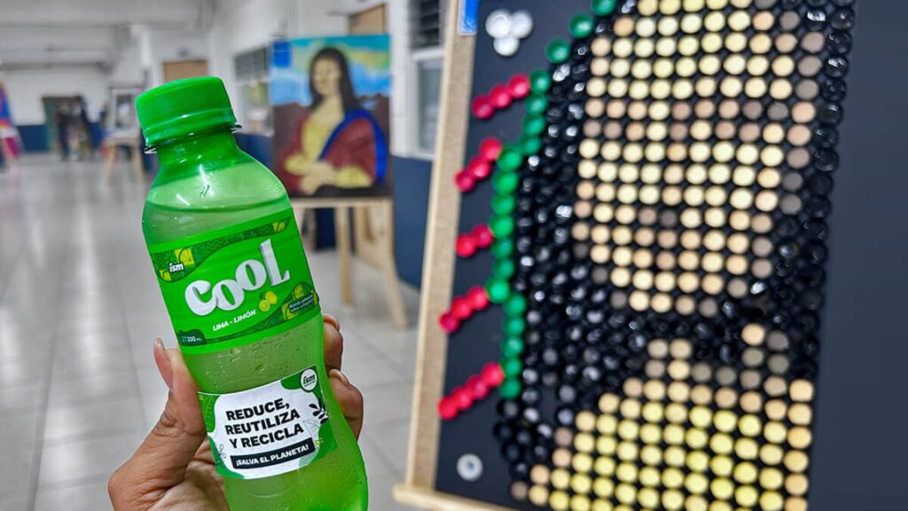 El arte con botellas de plástico, una expresión creativa para salvar el planeta 