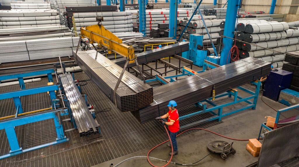 El Papel del Acero en la Industria Eléctrica, Telecomunicaciones y Energías Renovables 