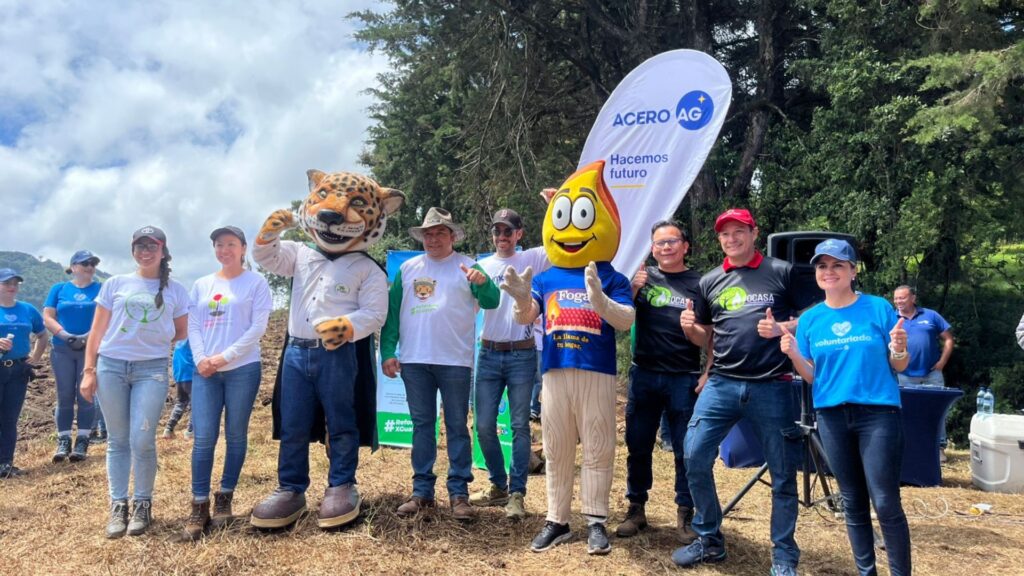 Unen esfuerzos para plantar más de 3,000 árboles