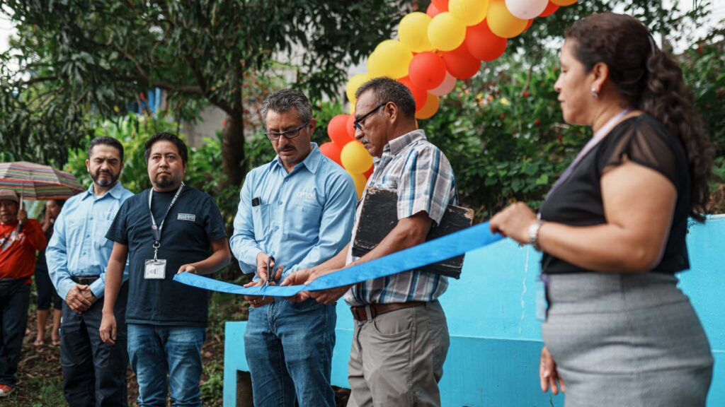 Enel Guatemala entrega sistema de agua potable para 700 alumnos en Calahuaché