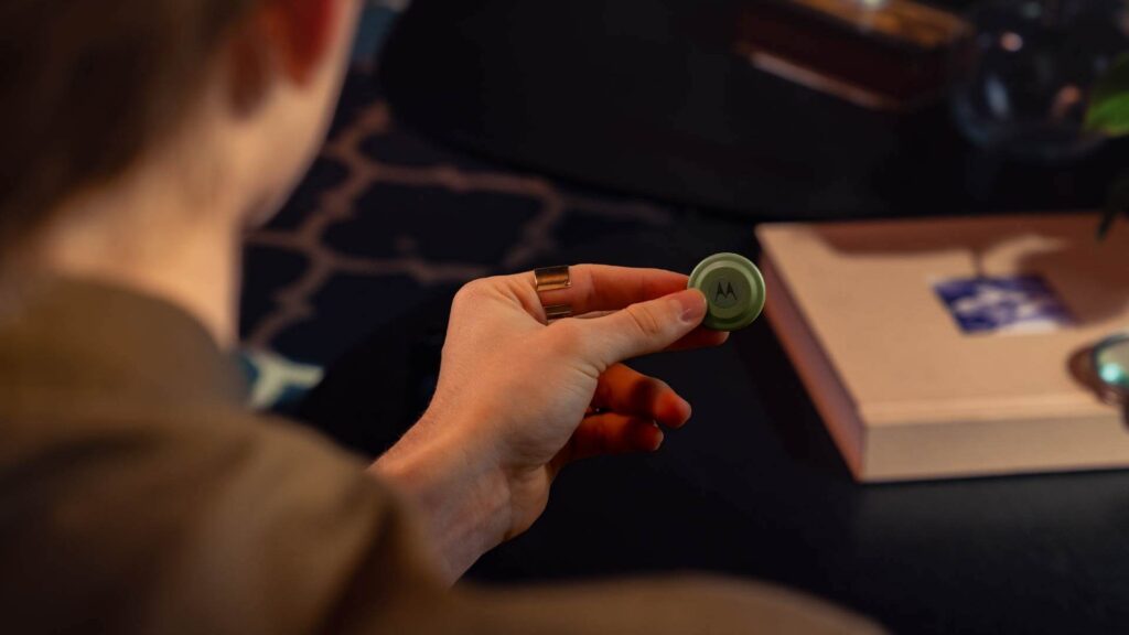 Motorola actualiza Moto Tag con Ultra Wide Band para rastreo preciso