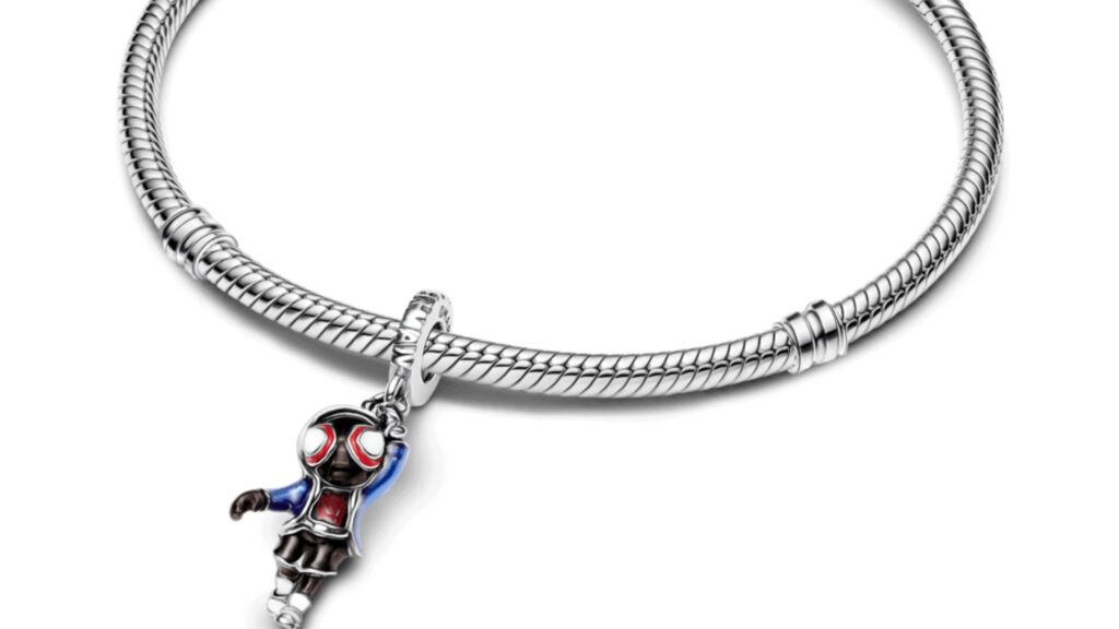Pandora rinde tributo a Spider‑Man con charm de Miles Morales