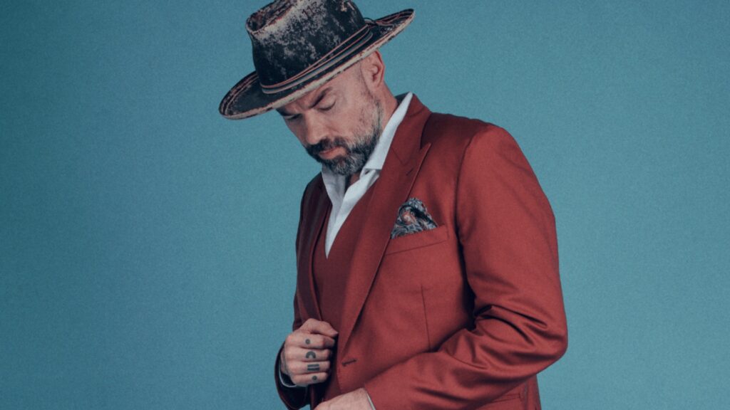 Santiago Cruz y Juan Pablo Vega presentan su versión 2025 de “¿Qué Más Da?”