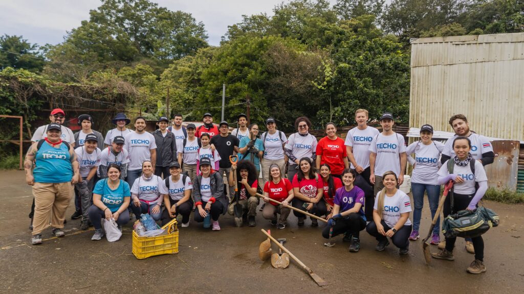 Voluntarios internacionales levantan tres viviendas en Costa Rica