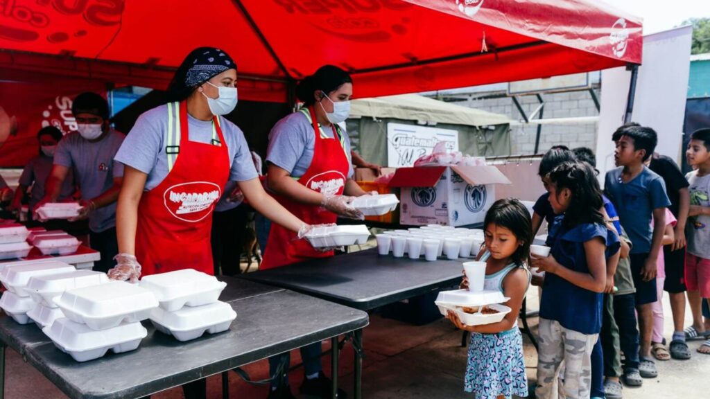 Fundación Castillo Córdova lleva alimentos a familias afectadas por sismos en Jutiapa