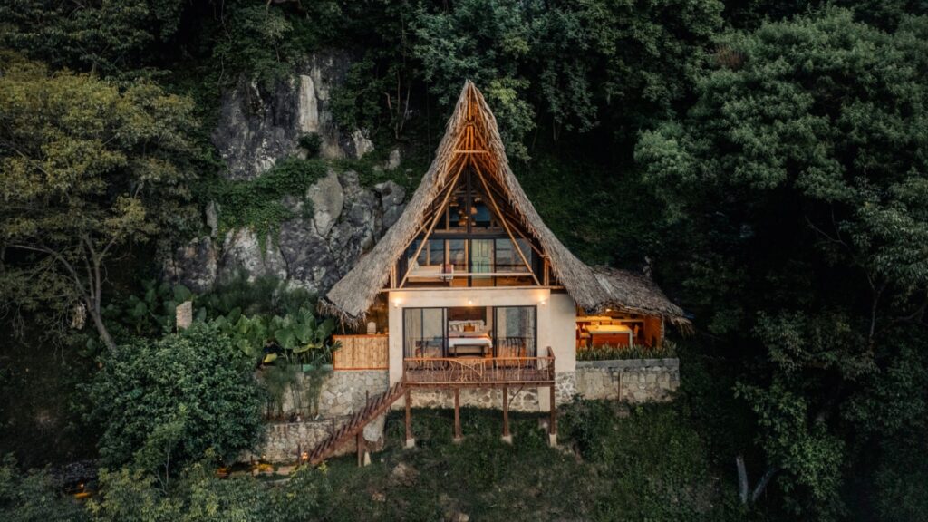 Hotel Baba Yaga: Un refugio único en el corazón del Lago de Atitlán