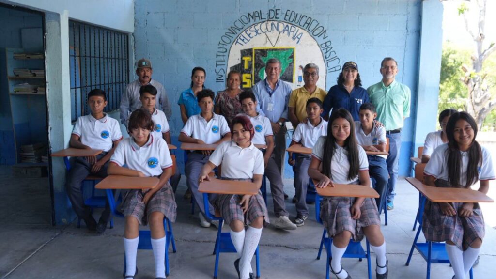 Solar El Progreso entrega escritorios e insumos esenciales a comunidades de Jalpatagua, Jutiapa