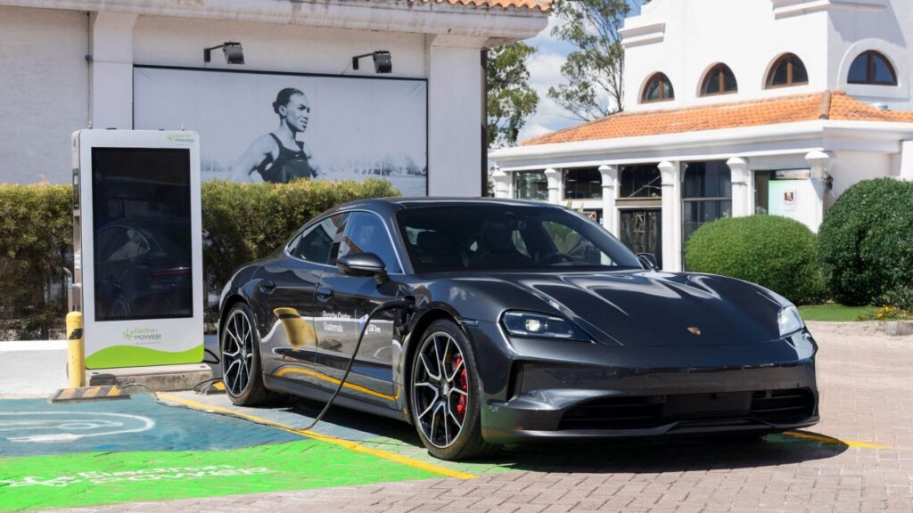 Porsche y Grupo Los Tres impulsan la innovación en movilidad sostenible en Guatemala