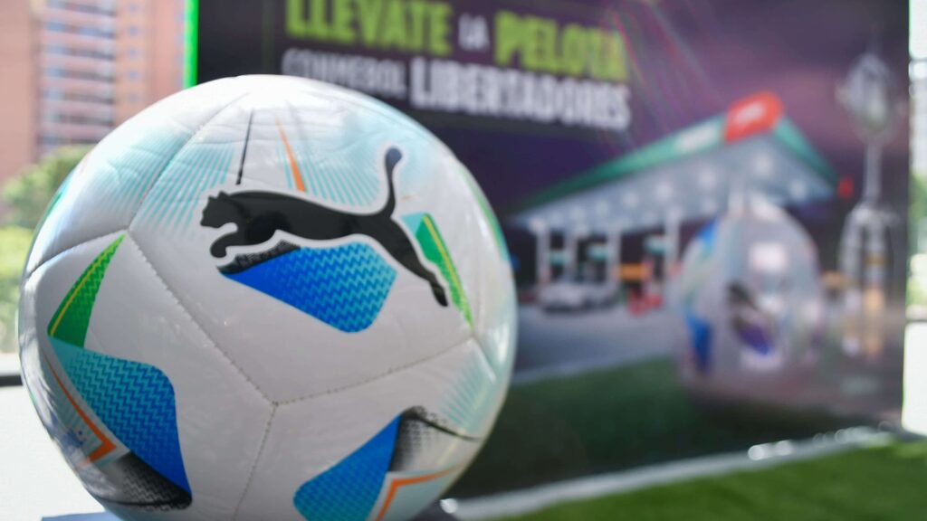 Gana la pelota oficial CONMEBOL Libertadores con PUMA PRIS y siente la emoción del fútbol