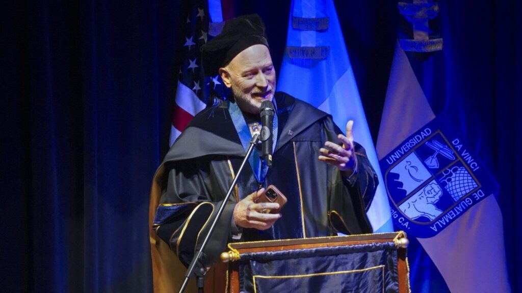 KC Porter, el genio musical detrás de artistas icónicos, recibe homenaje especial en Guatemala