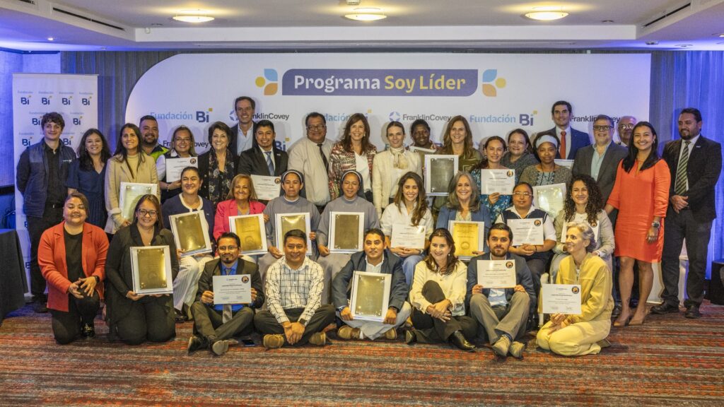 Fundación Bi impulsa el liderazgo juvenil con la certificación internacional Leadership School Certification
