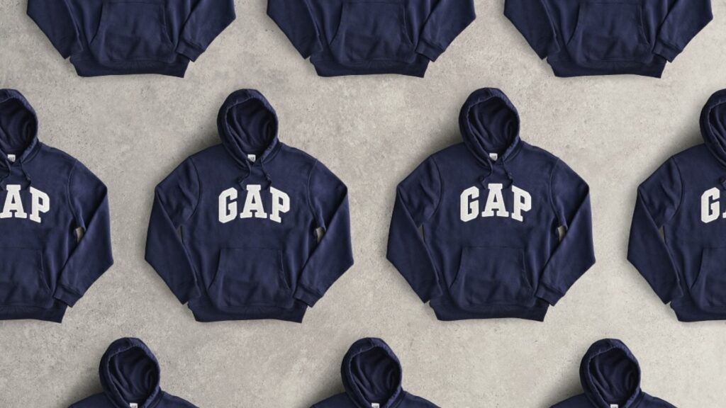 Gap celebra tres décadas de historia y moda con su clásico hoodie