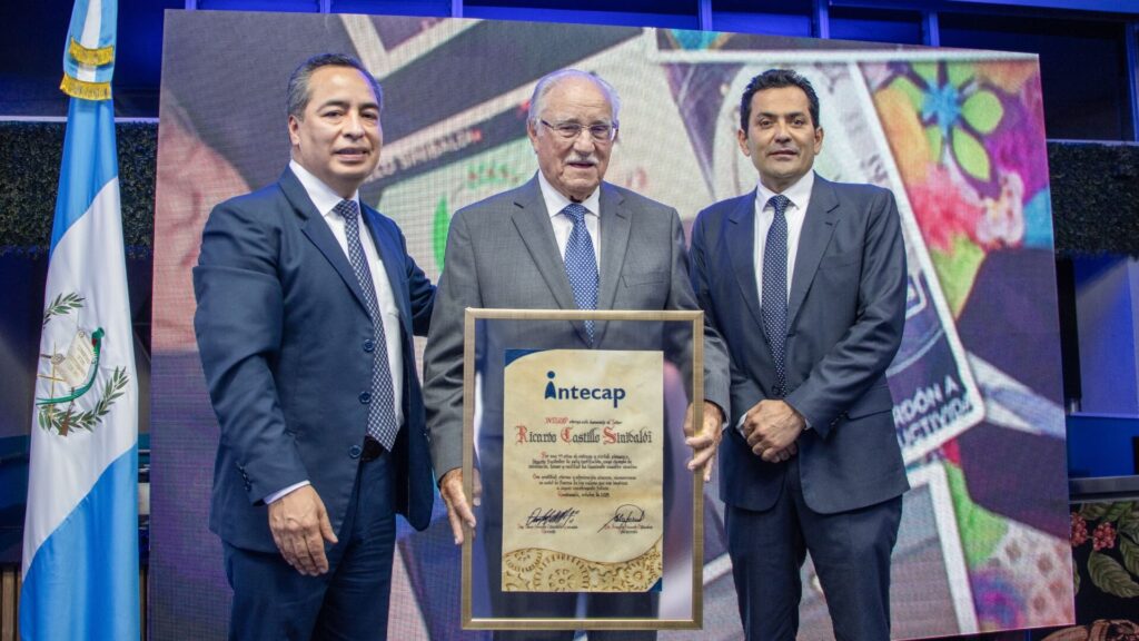 Intecap rinde homenaje a Ricardo Castillo Sinibaldi por sus 44 años en la Junta Directiva