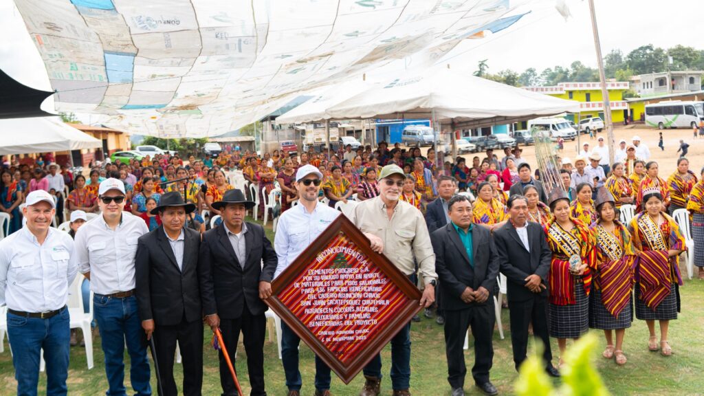 Asunción Chivoc logra ser una comunidad sin pisos de tierra gracias a Hogares y Progreso