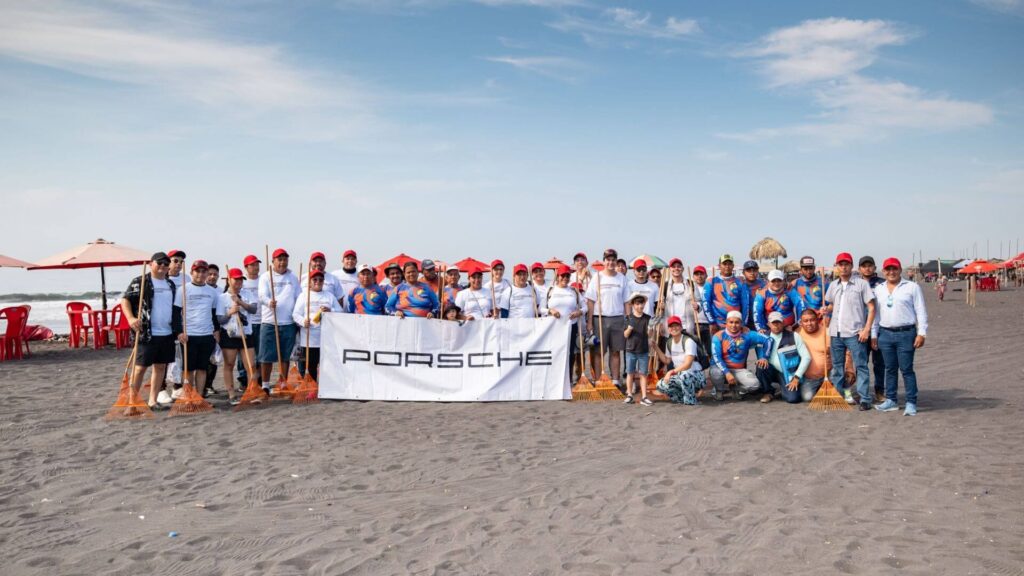 Porsche Guatemala lidera acciones sostenibles con su primera jornada de limpieza de playas