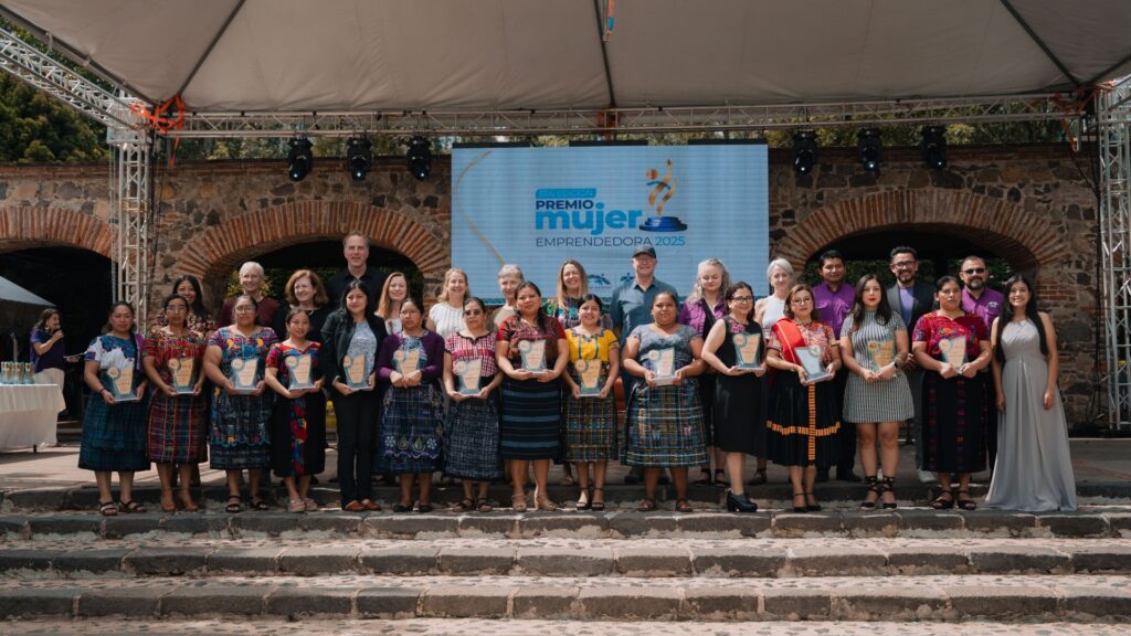 Puente de Amistad honra a las mujeres emprendedoras en la premiación 2025 en Antigua Guatemala