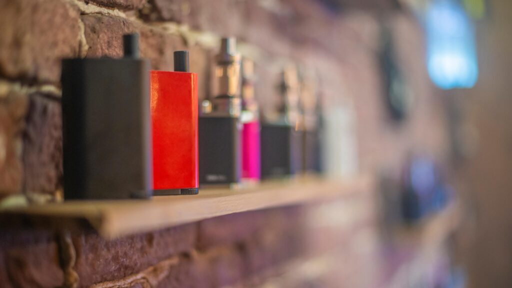 Los cigarrillos electrónicos muestran alta eficacia para dejar de fumar, revela estudio Cochrane