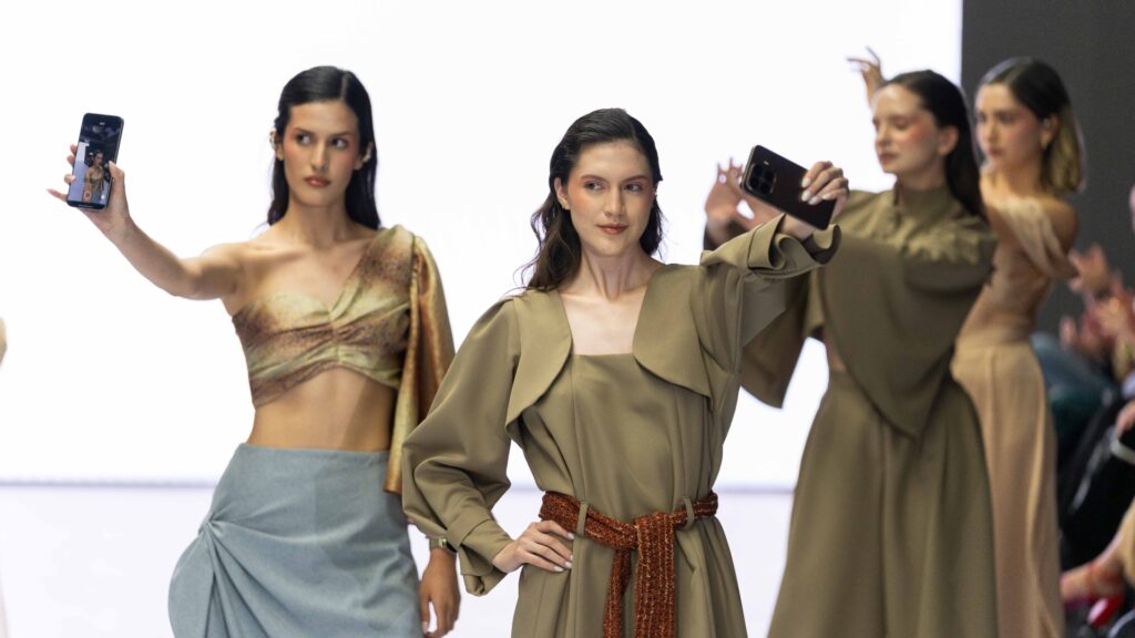 Xiaomi eleva la moda tech en el Guatemala Fashion Week 2025 con un desfile lleno de brillo y oro