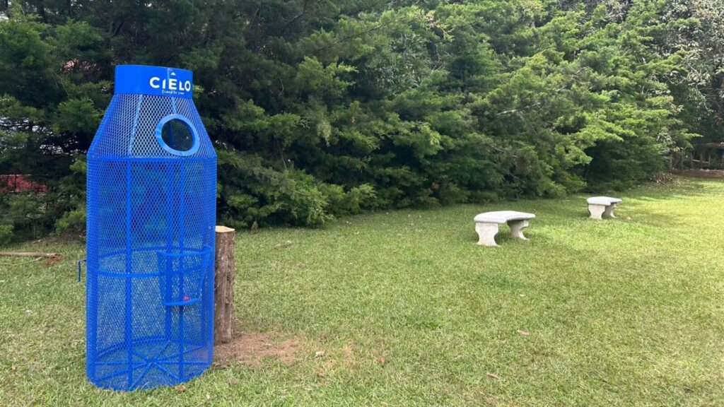 AJE impulsa el reciclaje en Antigua Guatemala con la entrega de 14 estaciones de acopio de plástico