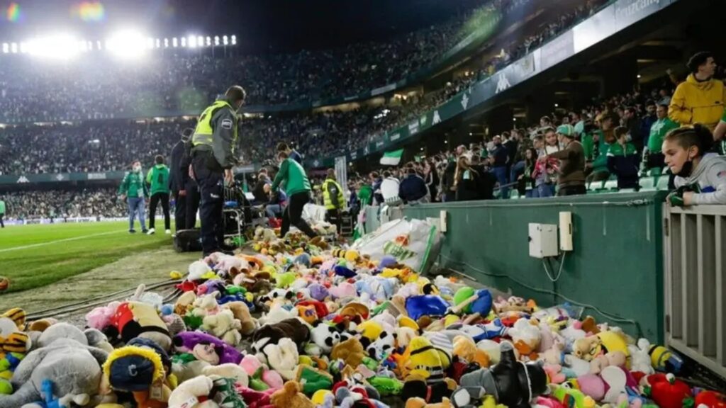 Real Betis convierte el fútbol en solidaridad con su tradicional “lluvia de peluches”
