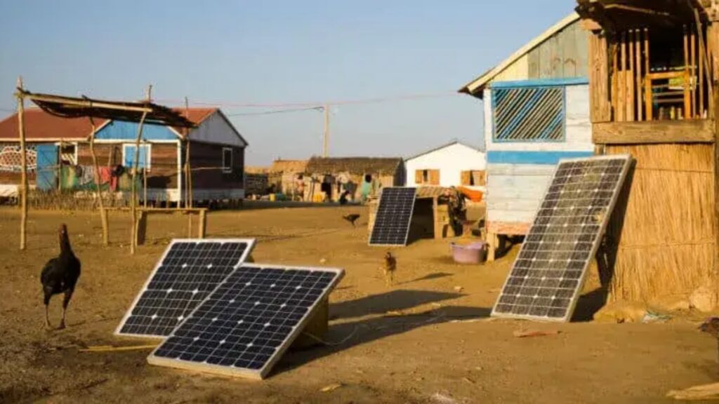 La energía solar lleva electricidad hogar por hogar en África