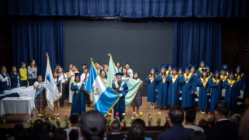Fundación Miguel Torrebiarte Sohanin gradúa a 53 jóvenes del programa Lecciones Brillantes
