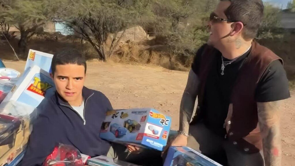 Christian Nodal se une a la entrega navideña de juguetes de la familia Aguilar en Zacatecas